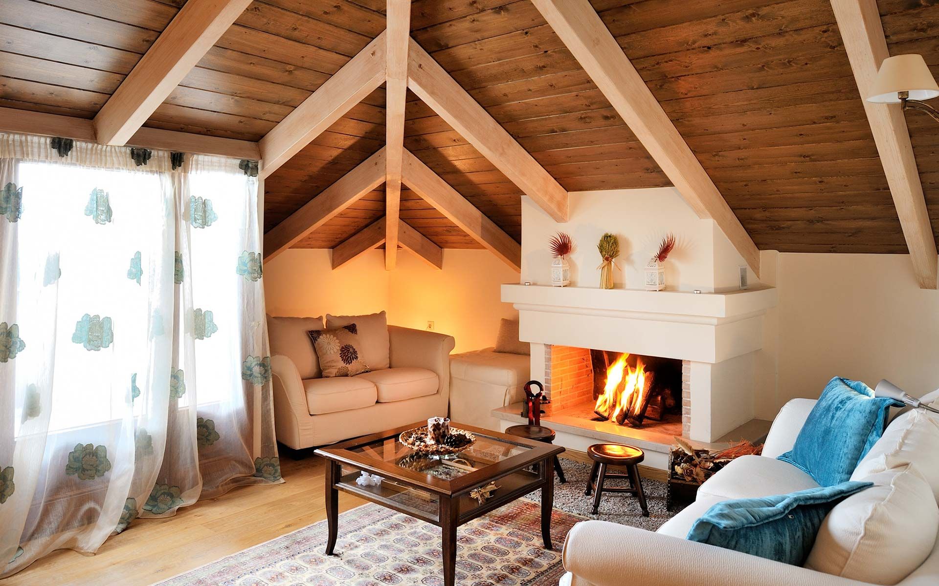 Room with two sofas, a table and a fireplace.